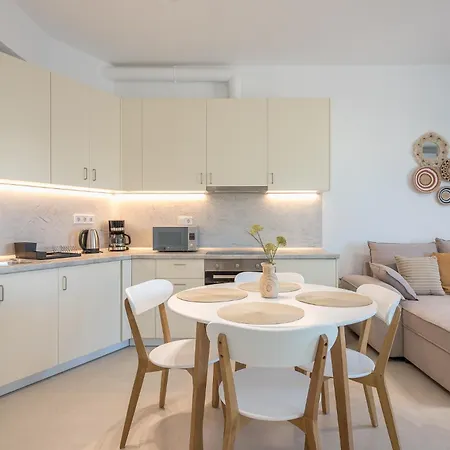 Sea Breeze With Jacuzzi Apartment