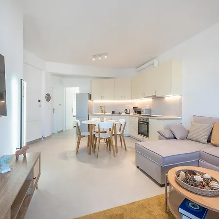 Sea Breeze With Jacuzzi Apartment