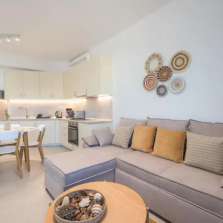 Sea Breeze With Jacuzzi Apartment *